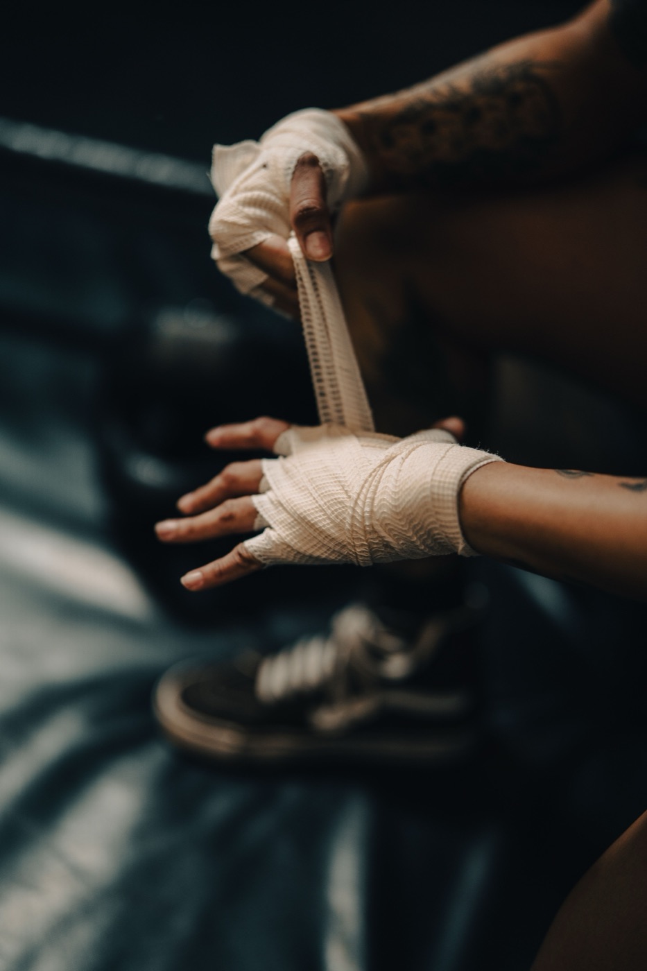 Pugile che si fascia le mani prima dell'allenamento