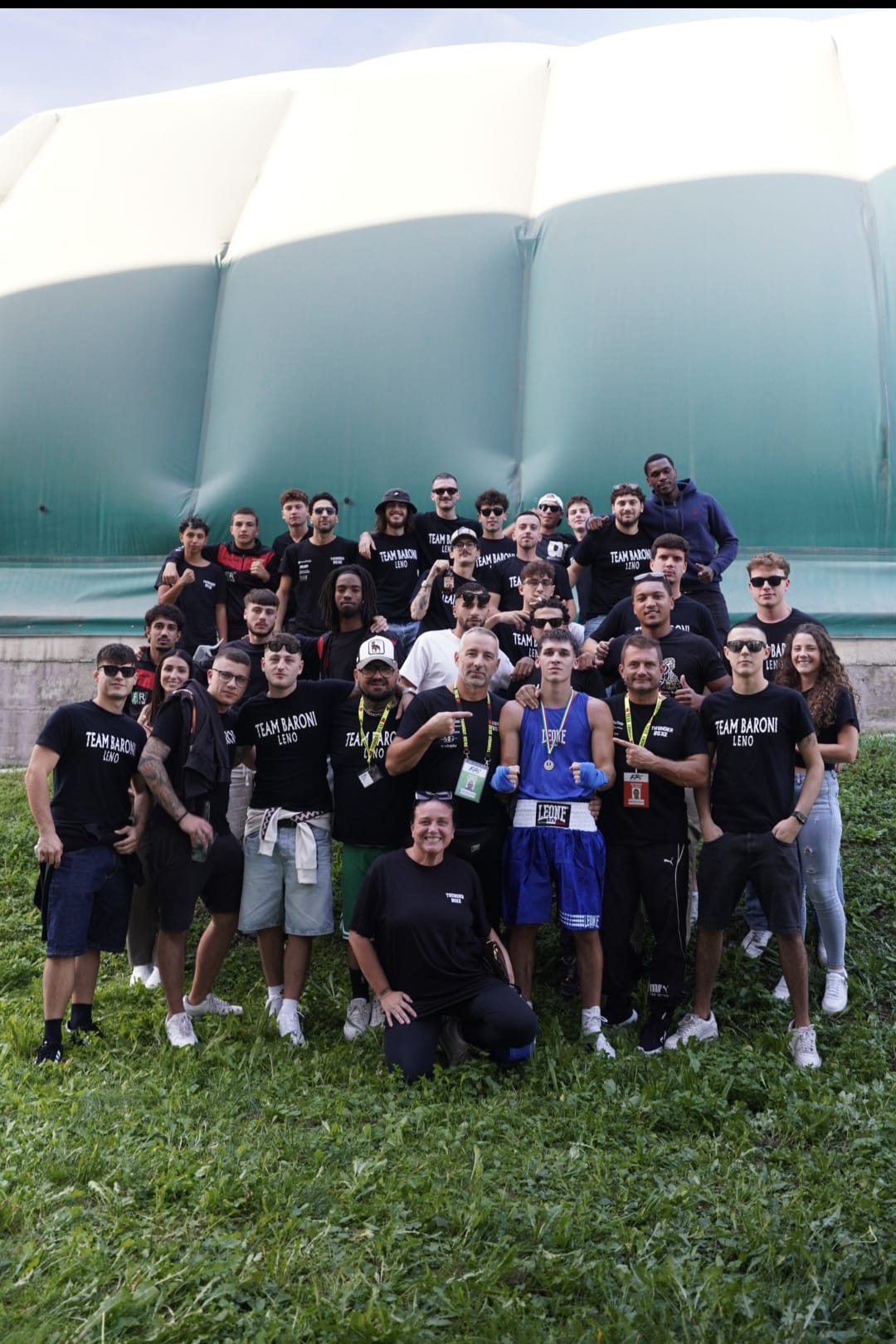 La squadra Thunder Boxe festeggia la vittoria con il pugile medagliato