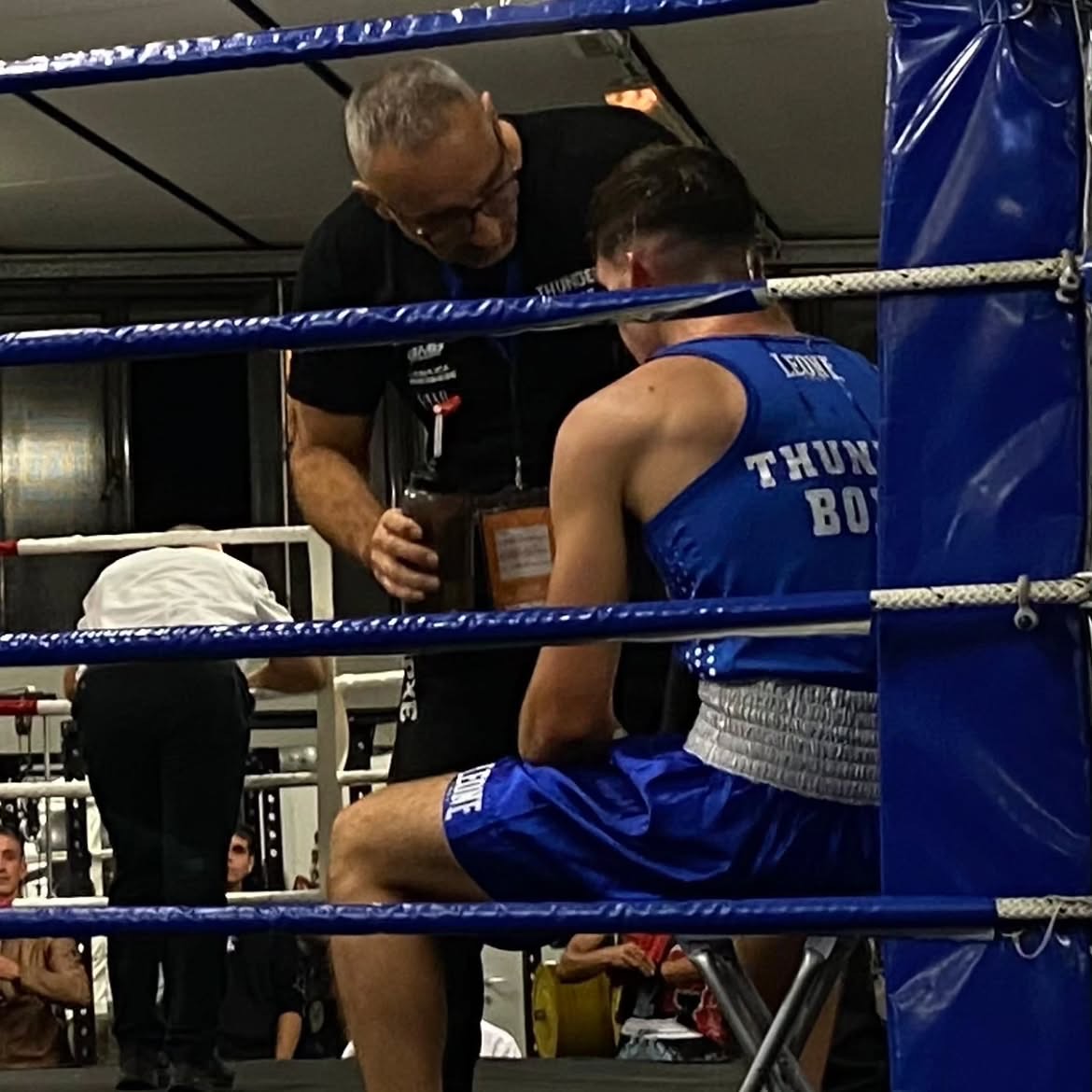 Marcello all'angolo con il maestro durante il match vinto